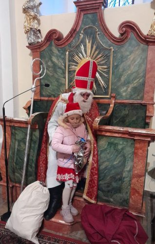 Przedszkolaki-podczas-spotkania-z-Sw.-Mikolajem-w-kosciele-17