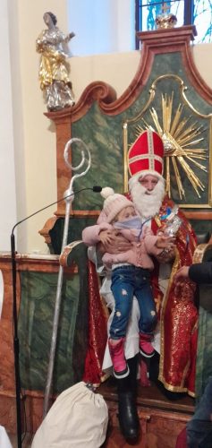 Przedszkolaki-podczas-spotkania-z-Sw.-Mikolajem-w-kosciele-18