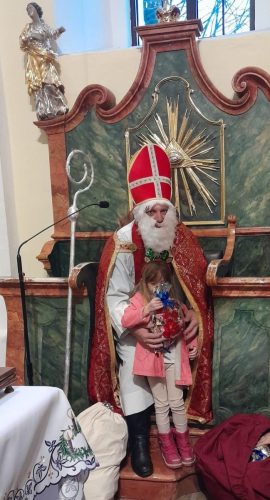 Przedszkolaki-podczas-spotkania-z-Sw.-Mikolajem-w-kosciele-19