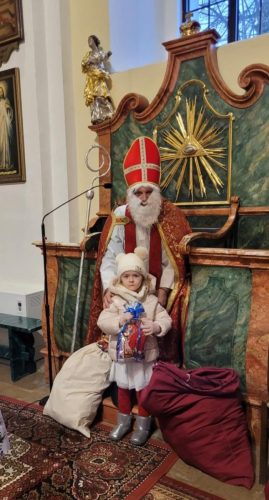 Przedszkolaki-podczas-spotkania-z-Sw.-Mikolajem-w-kosciele-2