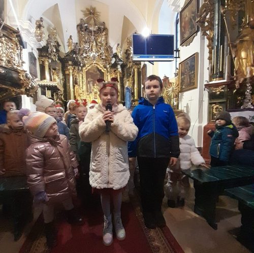 Przedszkolaki-podczas-spotkania-z-Sw.-Mikolajem-w-kosciele-21