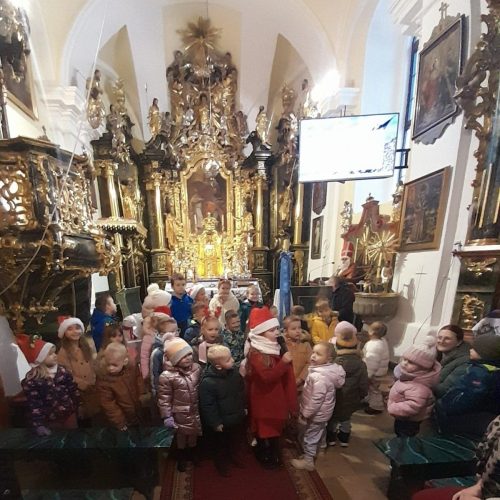 Przedszkolaki-podczas-spotkania-z-Sw.-Mikolajem-w-kosciele-22