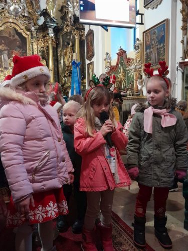 Przedszkolaki-podczas-spotkania-z-Sw.-Mikolajem-w-kosciele-23