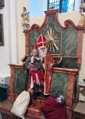 Przedszkolaki-podczas-spotkania-z-Sw.-Mikolajem-w-kosciele-25