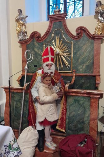 Przedszkolaki-podczas-spotkania-z-Sw.-Mikolajem-w-kosciele-28
