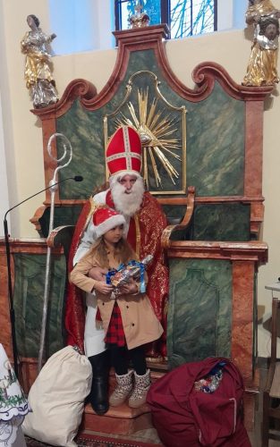 Przedszkolaki-podczas-spotkania-z-Sw.-Mikolajem-w-kosciele-29