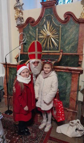 Przedszkolaki-podczas-spotkania-z-Sw.-Mikolajem-w-kosciele-3