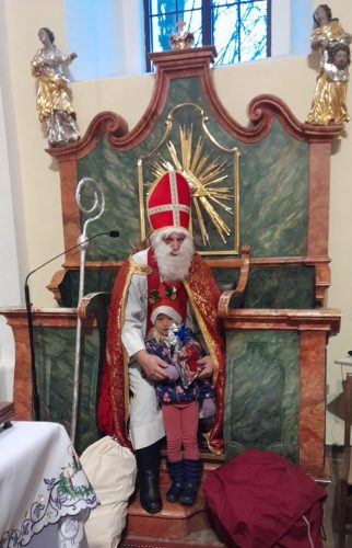 Przedszkolaki-podczas-spotkania-z-Sw.-Mikolajem-w-kosciele-31