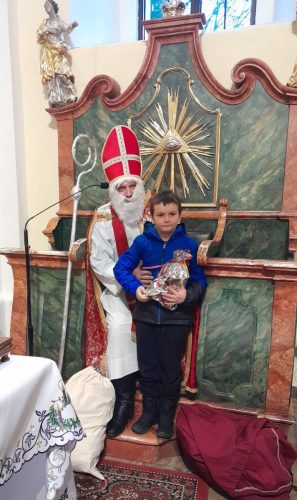 Przedszkolaki-podczas-spotkania-z-Sw.-Mikolajem-w-kosciele-34