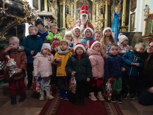 Przedszkolaki-podczas-spotkania-z-Sw.-Mikolajem-w-kosciele-4