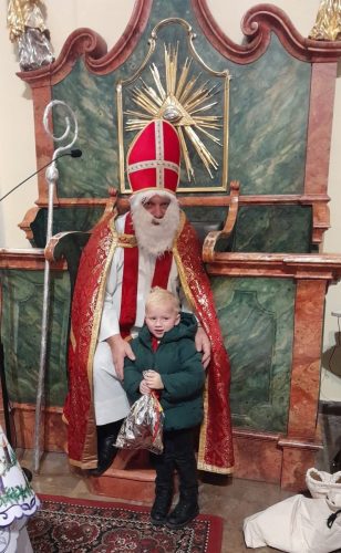 Przedszkolaki-podczas-spotkania-z-Sw.-Mikolajem-w-kosciele-5