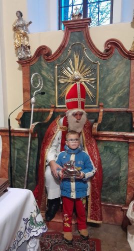 Przedszkolaki-podczas-spotkania-z-Sw.-Mikolajem-w-kosciele-6