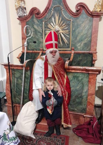 Przedszkolaki-podczas-spotkania-z-Sw.-Mikolajem-w-kosciele-7