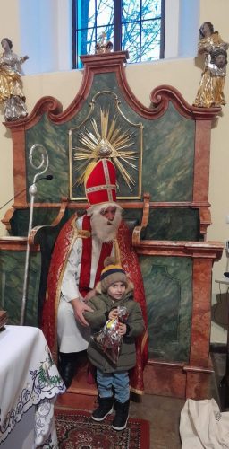 Przedszkolaki-podczas-spotkania-z-Sw.-Mikolajem-w-kosciele-8