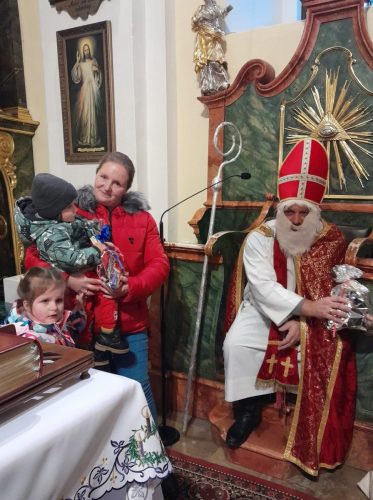 Przedszkolaki-podczas-spotkania-z-Sw.-Mikolajem-w-kosciele-9