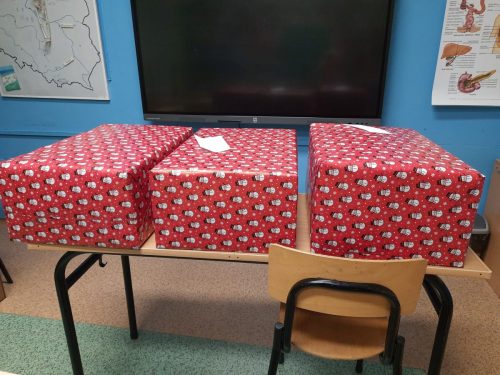 Paczki-mikolajkowe-dla-podopiecznych-fundacji-Adama-Worwy-w-Nowym-Targu