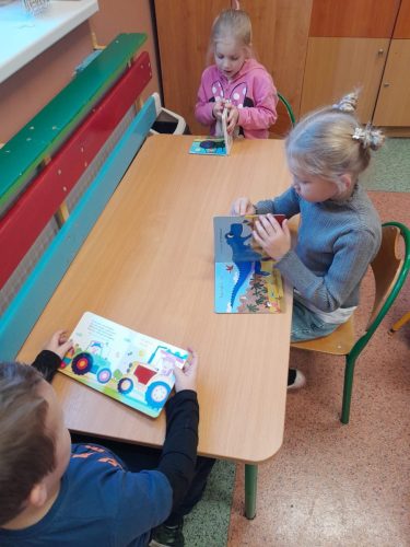 Przedszkolaki-podczas-akcji-glosnego-czytania-1