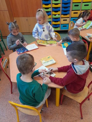 Przedszkolaki-podczas-akcji-glosnego-czytania-2