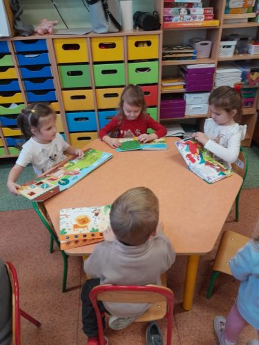 Przedszkolaki-podczas-akcji-glosnego-czytania-3