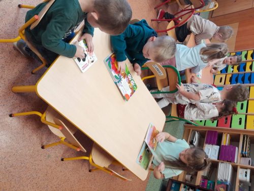 Przedszkolaki-podczas-akcji-glosnego-czytania-4