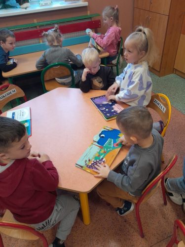 Przedszkolaki-podczas-akcji-glosnego-czytania-5