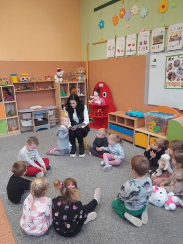 Przedszkolaki-podczas-akcji-glosnego-czytania-6