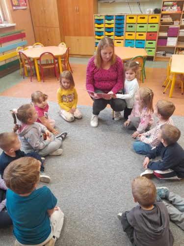 Przedszkolaki-podczas-akcji-glosnego-czytania-7