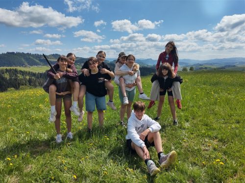 Uczniowie-klasy-VI-ognisko-na-Grandeusie