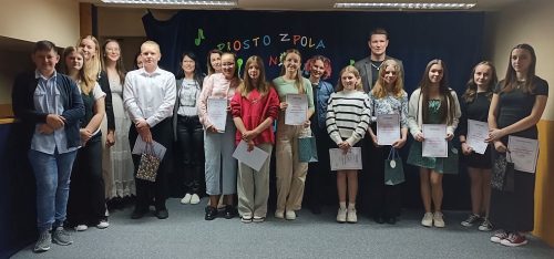 Konkurs-wokalny-Prosto-z-Pola-na-Idola-organizowanym-przez-Kolo-Teatralne-i-Samorzad-Szkolny-Zespolu-Szkolno-Przedszkolnego-we-Frydmanie-1