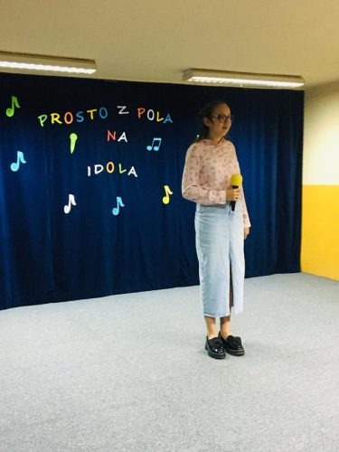 Konkurs-wokalny-Prosto-z-Pola-na-Idola-organizowanym-przez-Kolo-Teatralne-i-Samorzad-Szkolny-Zespolu-Szkolno-Przedszkolnego-we-Frydmanie-5
