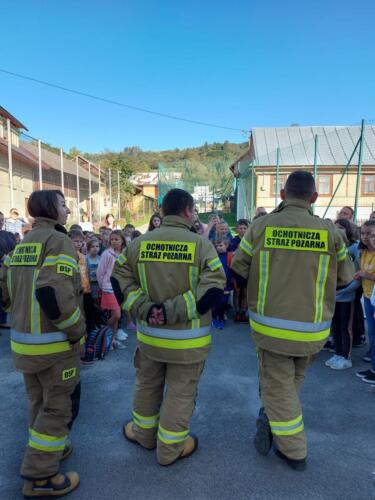 Uczniowie-podczas-probnej-ewakuacji-budynku-szkoly-przeprowadzonej-przez-Ochotnicza-Straz-Pozarna-2
