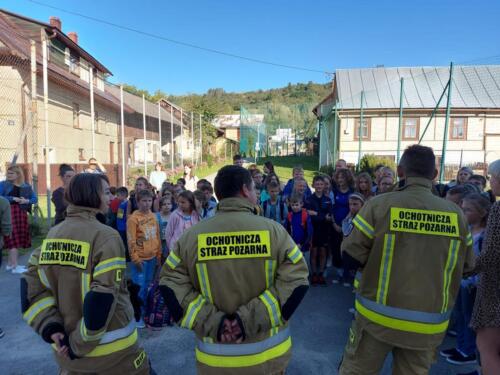 Uczniowie-podczas-probnej-ewakuacji-budynku-szkoly-przeprowadzonej-przez-Ochotnicza-Straz-Pozarna-3
