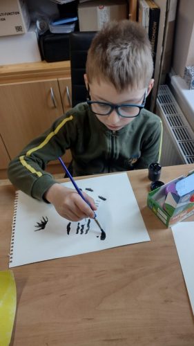 Uczen-podczas-tworzenia-pracy-konkursowej-