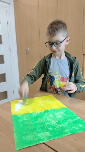 Uczen-podczas-tworzenia-pracy-konkursowej-4