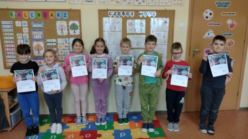 Uczniowie-klasy-II-z-dyplomami-z-akcji-Przytul-sie-do-Drzewa-1