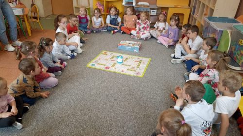 ROBOT W PRZEDSZKOLU- UCZYMY SIĘ PRZEZ ZABAWĘ