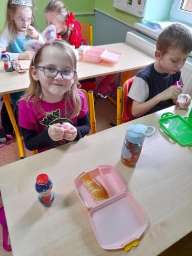 Uczniowie-podczas-rozowego-klasowego-sniadania-1