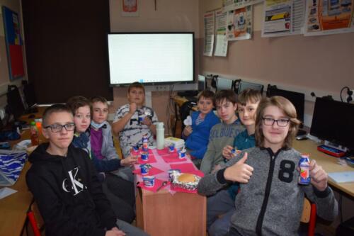 Uczniowie-podczas-rozowego-klasowego-sniadania-21