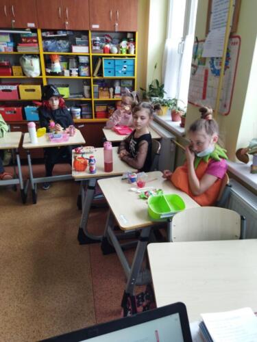 Uczniowie-podczas-rozowego-klasowego-sniadania-25