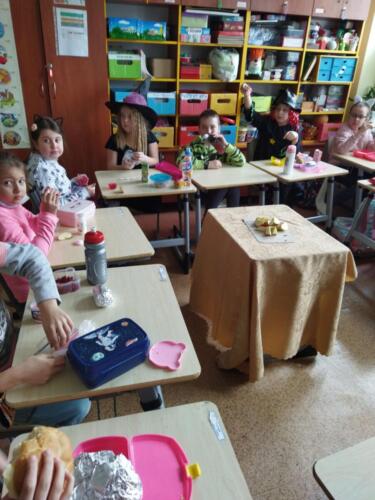 Uczniowie-podczas-rozowego-klasowego-sniadania-26