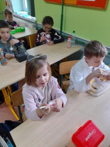 Uczniowie-podczas-rozowego-klasowego-sniadania-6