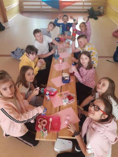Uczniowie-podczas-rozowego-klasowego-sniadania-8