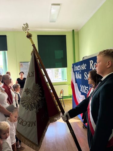 Odspiewanie-hymnu-na-rozpoczecie-Roku-Szkolnego-w-obecnosci-sztandaru-szkoly