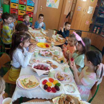 Uczniowie-i-przedszkolaki-w-swoich-klasach-podczas-sniadania-wielkanocnego-20