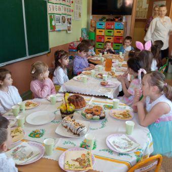 Uczniowie-i-przedszkolaki-w-swoich-klasach-podczas-sniadania-wielkanocnego-21