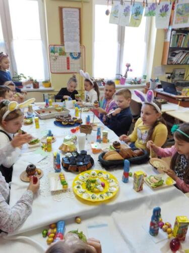 Uczniowie-i-przedszkolaki-w-swoich-klasach-podczas-sniadania-wielkanocnego-25