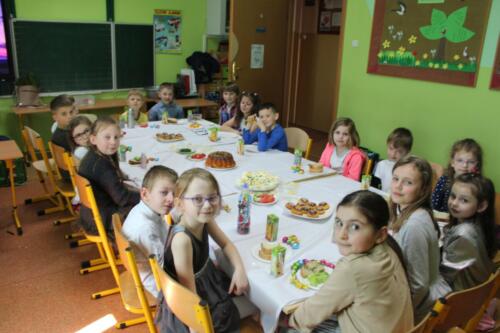 Uczniowie-i-przedszkolaki-w-swoich-klasach-podczas-sniadania-wielkanocnego-31-3