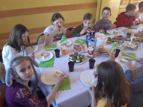 Uczniowie-i-przedszkolaki-w-swoich-klasach-podczas-sniadania-wielkanocnego-4