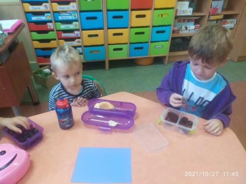 Dzieci-podczas-wspolnego-klasowego-sniadania-w-kolorze-fioletowym-12