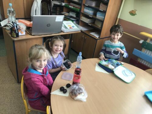 Dzieci-podczas-wspolnego-klasowego-sniadania-w-kolorze-fioletowym-13
